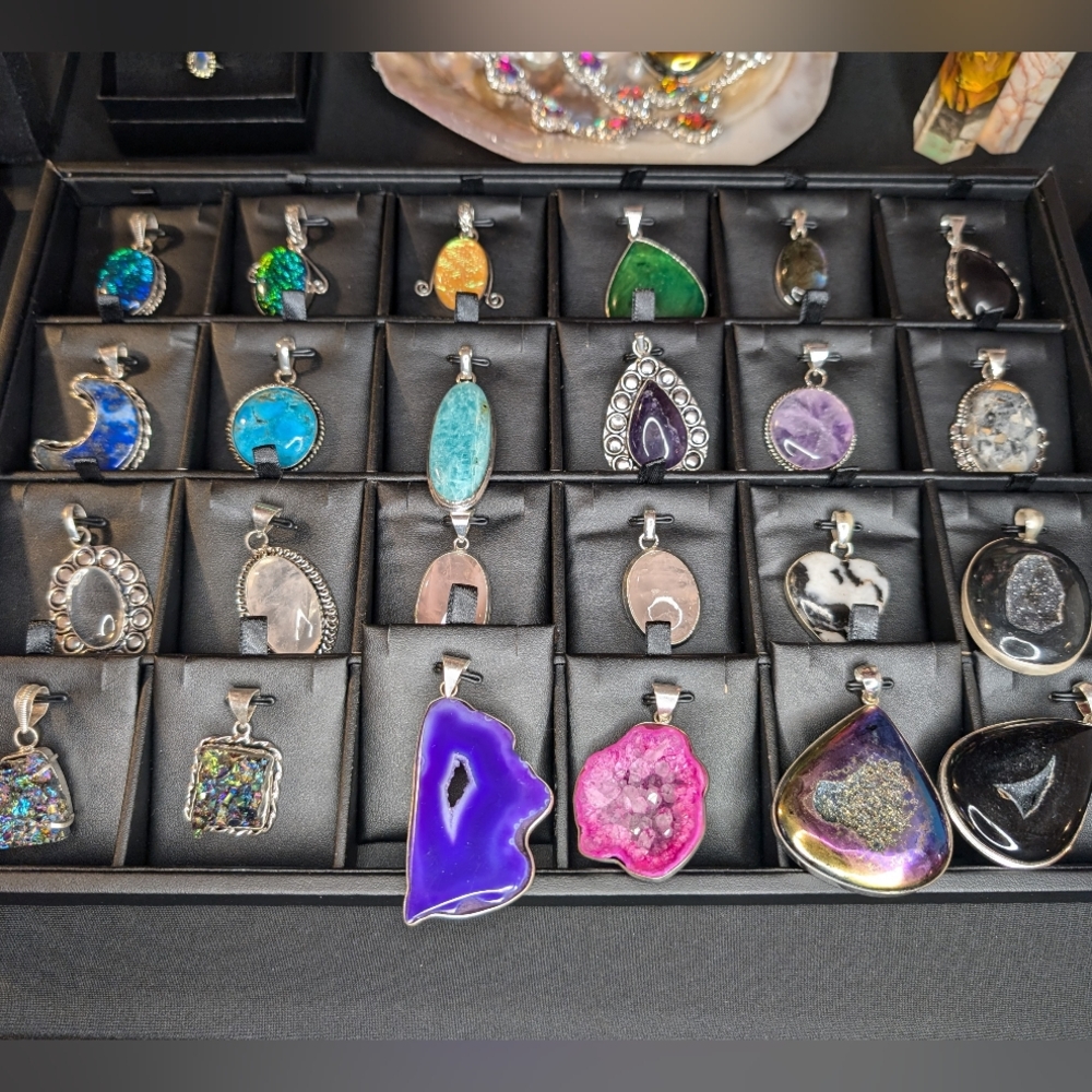Pendants LIVE LISTING - Picture 8 of 8
